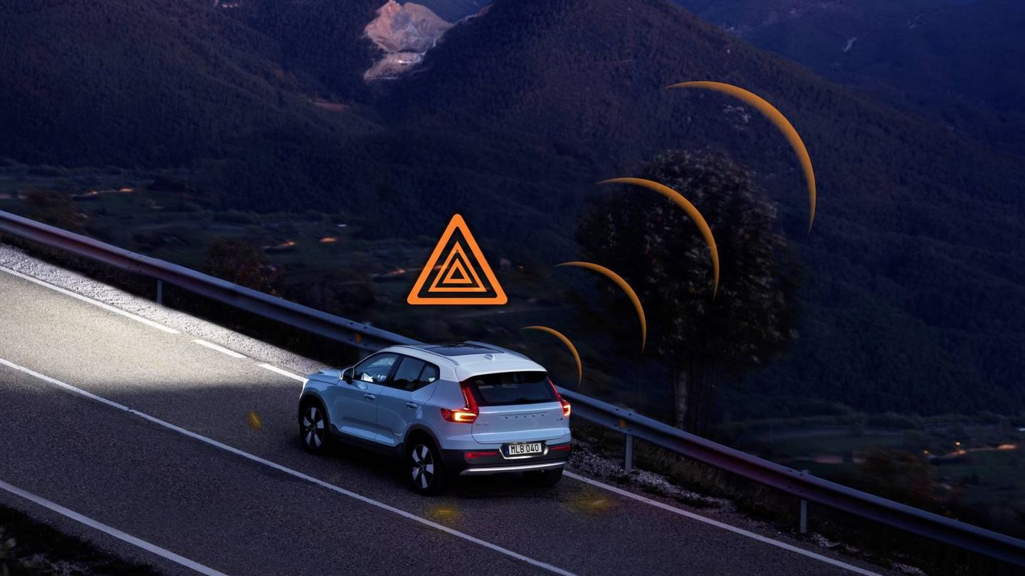 Los coches de Volvo se avisan de peligros en la carretera.