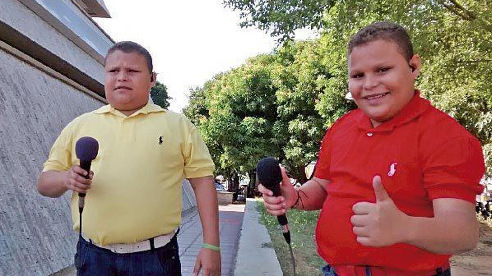 Foto: Laureano José, el niño de la 'salchipapa', de rojo, junto a su hermano gemelo (Foto: El Pilón)