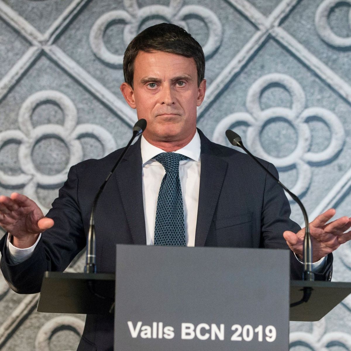 Siete sistemático bebida Primer choque Valls-Colau: "Es el candidato de las élites. Quiere acabar  con el cambio"