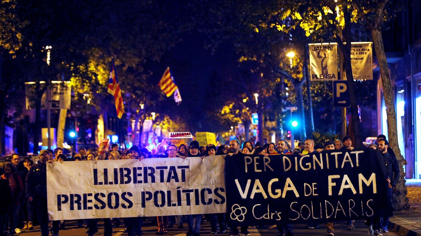 Activistas de los Comités de Defensa de la República (CDR) cortan la Diagonal de Barcelona. (EFE)