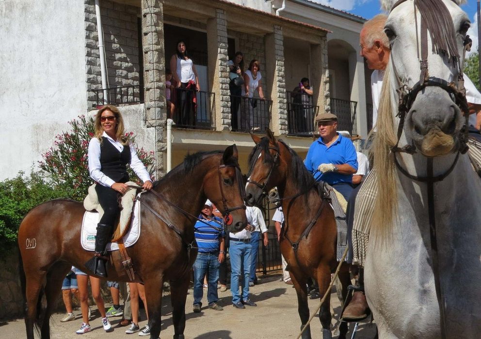Foto: La vedette Norma Duval  a lomos de un caballo en el pueblo salmantino de Martiago (EFE)