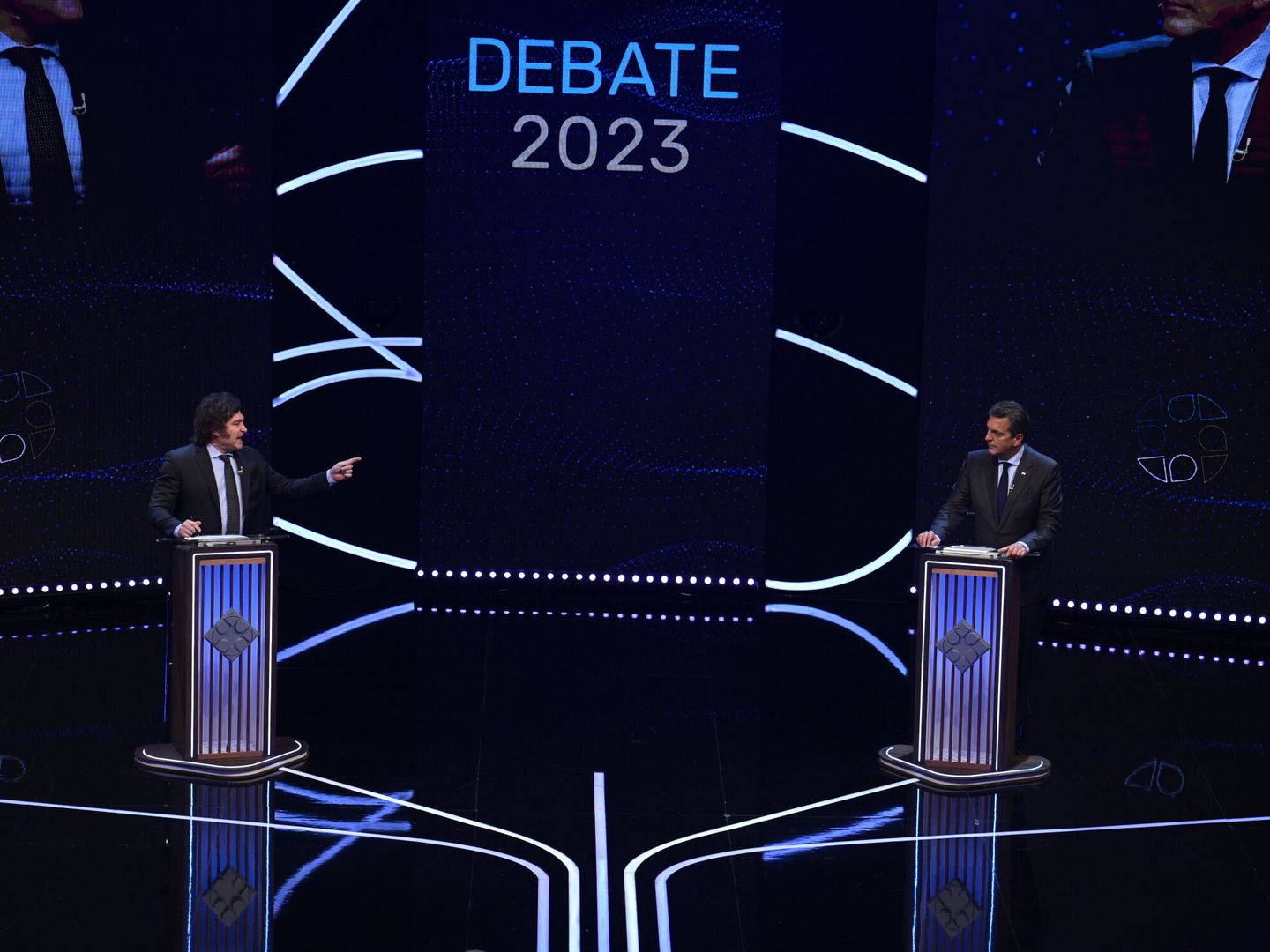 Debate electoral entre Milei y Massa. (EFE/Luis Robayo)