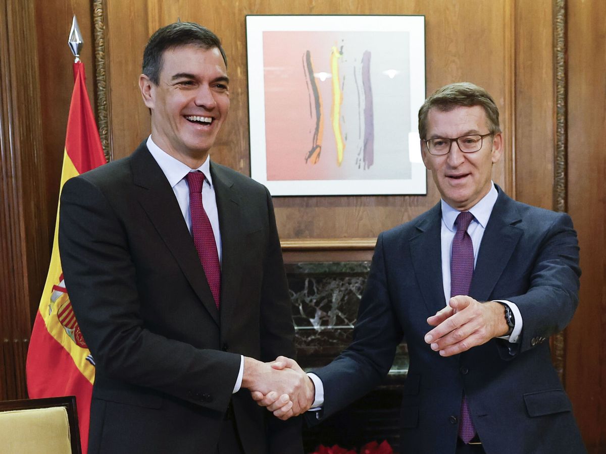 Foto: El presidente del Gobierno, Pedro Sánchez, junto al líder del PP, Alberto Núñez Feijóo. (EFE/Chema Moya)