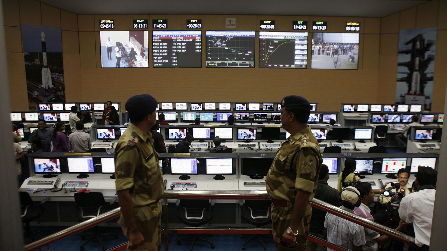 Dos militares en la estación de control de la ISRO en Sriharikota (Reuters).