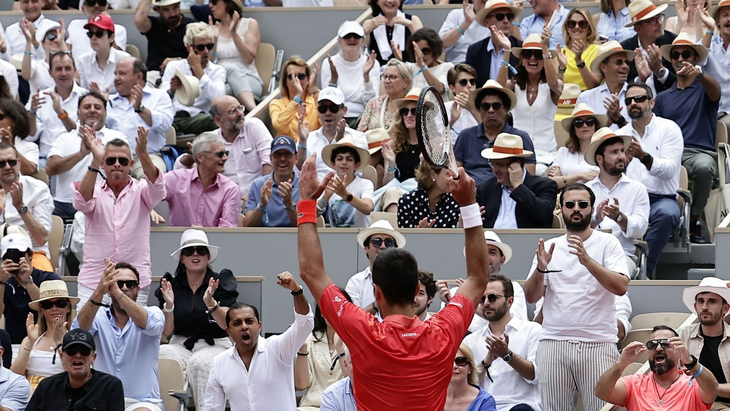 Paris (France), 11 06 2023.- Novak Djokovic of Serbia reacts with the spectators as he plays Casper Ruud of Norway in their Men's final match during the French Open Grand Slam tennis tournament at Roland Garros in Paris, France, 11 June 2023. (Tenis, Abierto, Francia, Noruega) EFE EPA CHRISTOPHE PETIT TESSON 