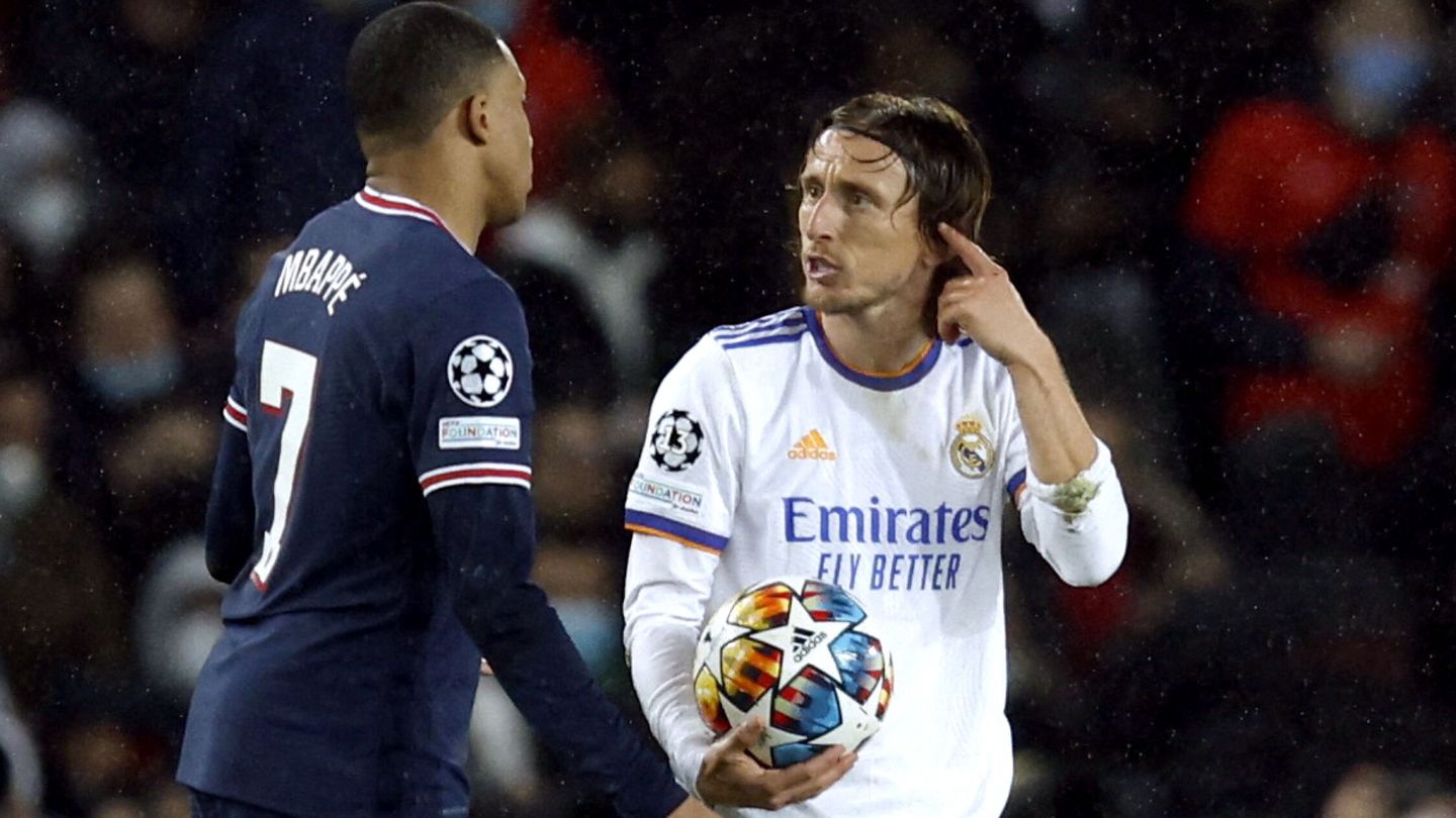 Modric charla con Mbappé. (Reuters/Gonzalo Fuentes)