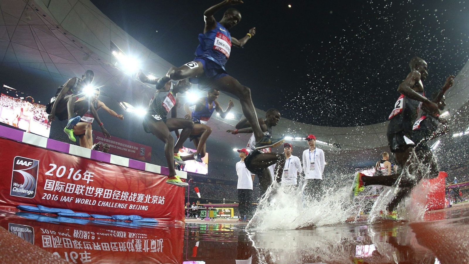 Foto: Atletas kenianos durante una competición de atletismo (Wu Hong/EFE)