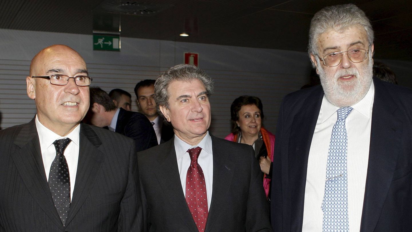 César Antonio Molina, exministro de Cultura, y José Manuel Lara, en la entrega del Fundación Lara. (Efe)