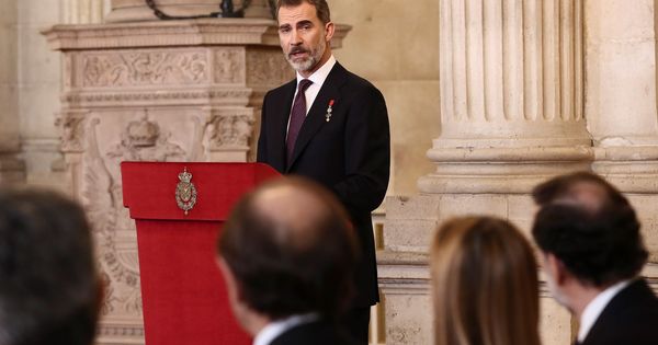Foto: El Rey durante la imposición del Collar del Toisón de Oro a la princesa de Asturias en el Palacio Real. (EFE)