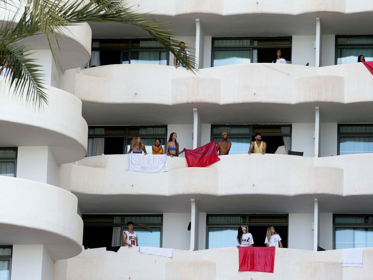 Foto: Estudiantes aislados en el hotel de Palma de Mallorca. (Reuters)