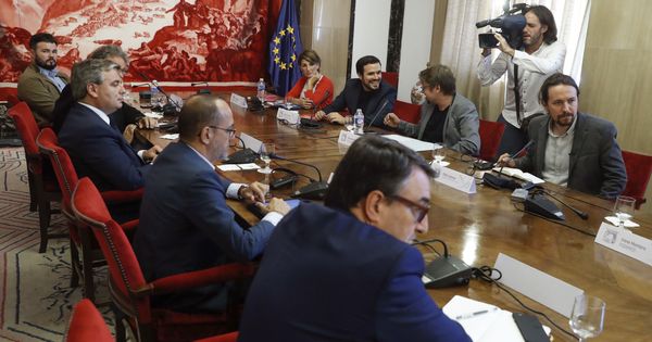 Foto: El secretario general de Podemos, Pablo Iglesias (d), durante la reunión de una mesa de partidos con representantes de los grupos en el Congreso de PDeCAT, ERC, PNV y Compromís. (EFE)