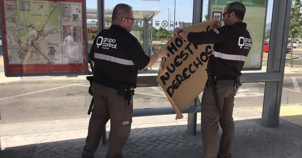 Foto: Trabajadores de seguridad del Hosptial General de Villalba quitan carteles de protesta del personal sanitario