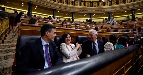Foto: Pedro Sánchez, con la vicepresidenta, Carmen Calvo, y el ministro de Exteriores, Josep Borrell, este 27 de junio en el Congreso. (Reuters)
