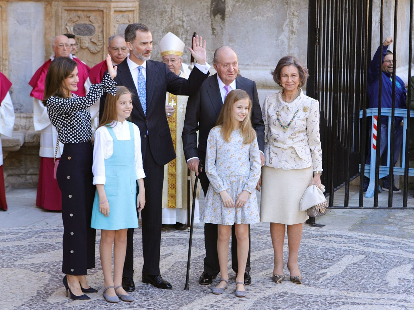 La familia real con los Reyes eméritos, en la misa de Pascua de 2018. (EFE)