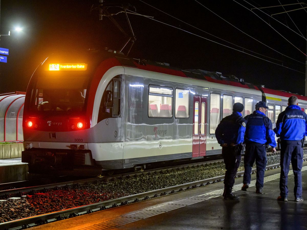 Foto: La Policía delante del tren secuestrado en Vaud. (EFE/Laurent Gillieron)