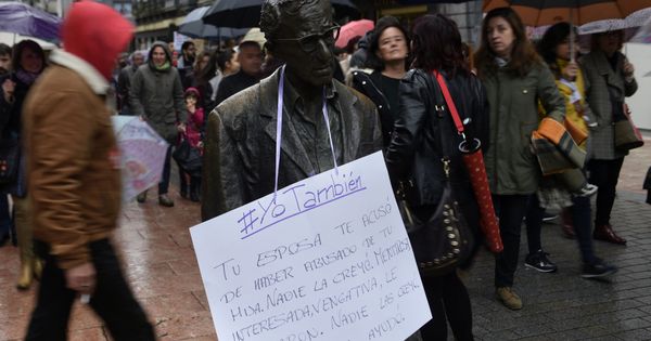 Foto: Protesta feminista junto a la estatua de Allen el pasado noviembre. (Reuters)