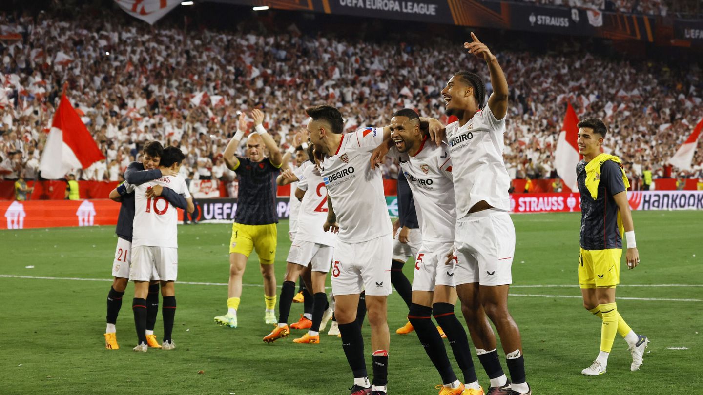 Los jugadores del Sevilla celebran la clasificación para las semifinales de la Europa League. (REUTERS/Marcelo Del Pozo).