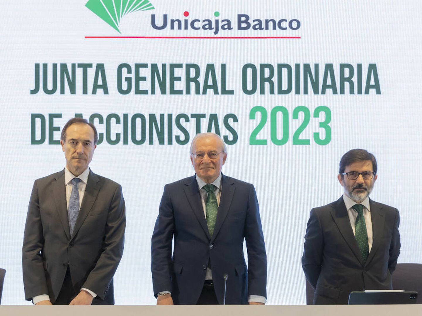 Manuel Menéndez, CEO de Unicaja; Manuela Azuaga, presidente, y Vicente Orti, vicesecretario.