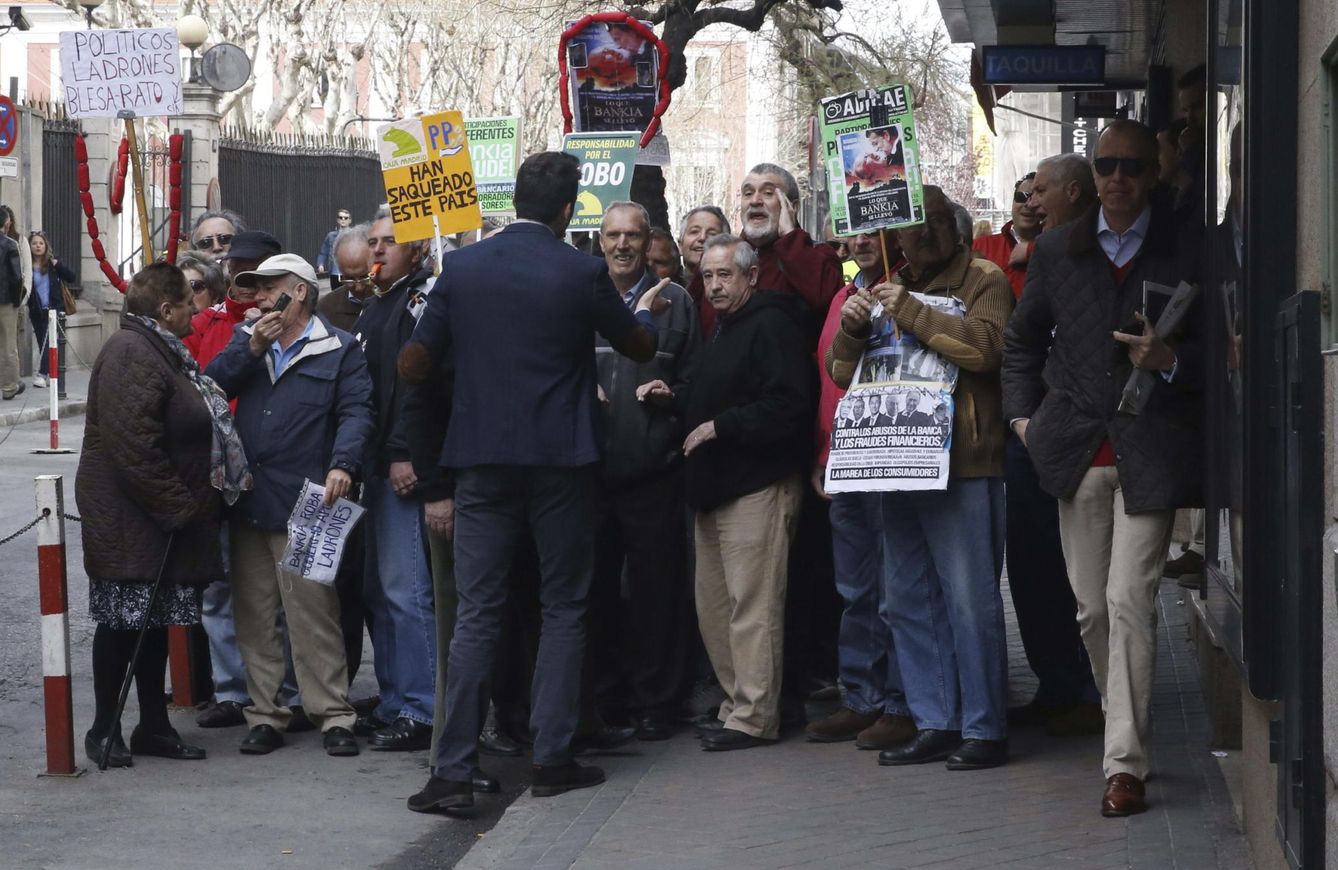 Protesta por el escándalo de las 'tarjetas black' de Caja Madrid. (EFE)