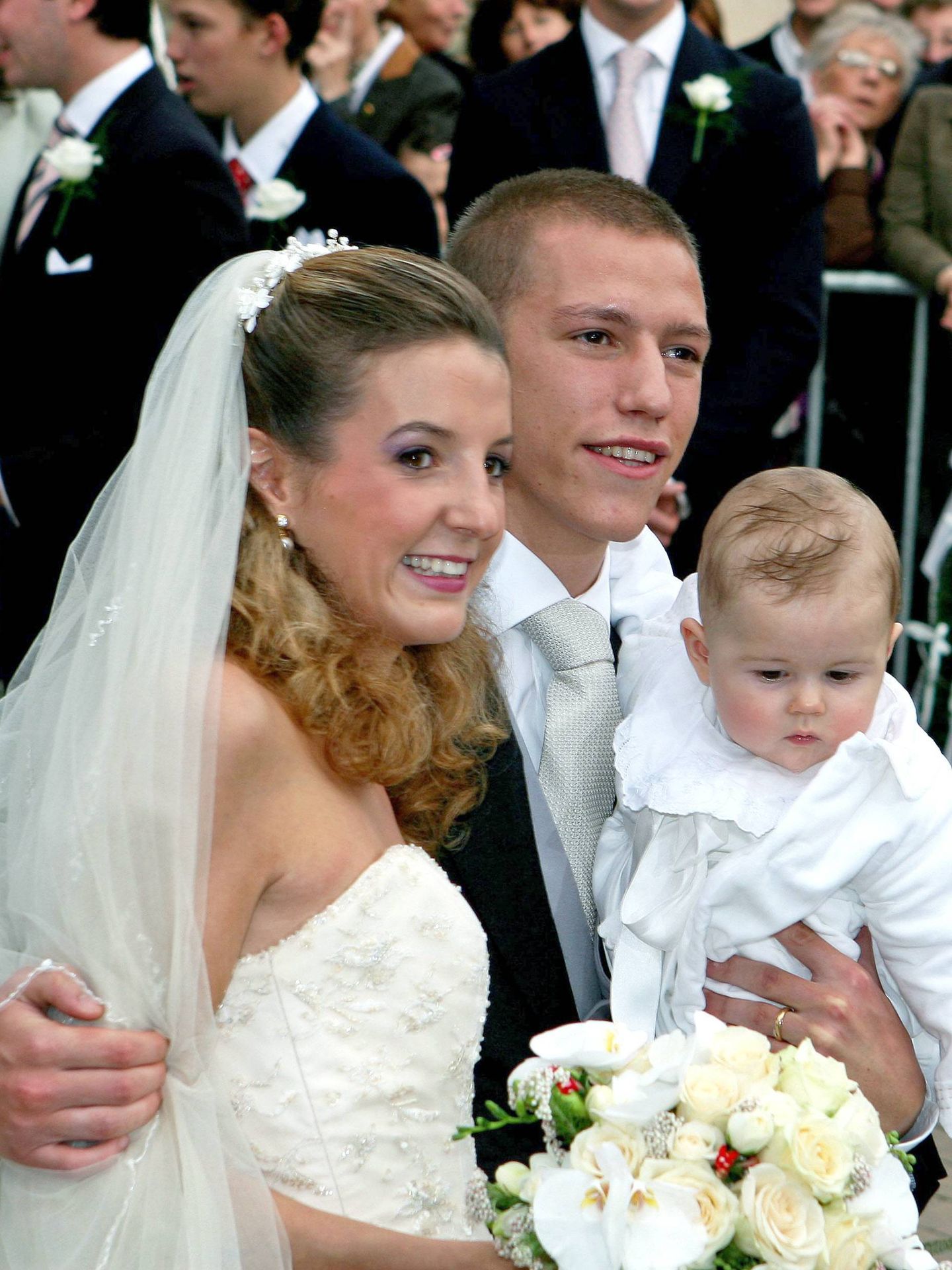 Louis y Tessy de Luxemburgo, el día de su boda junto a su hijo Gabriel. (Cordon Press)