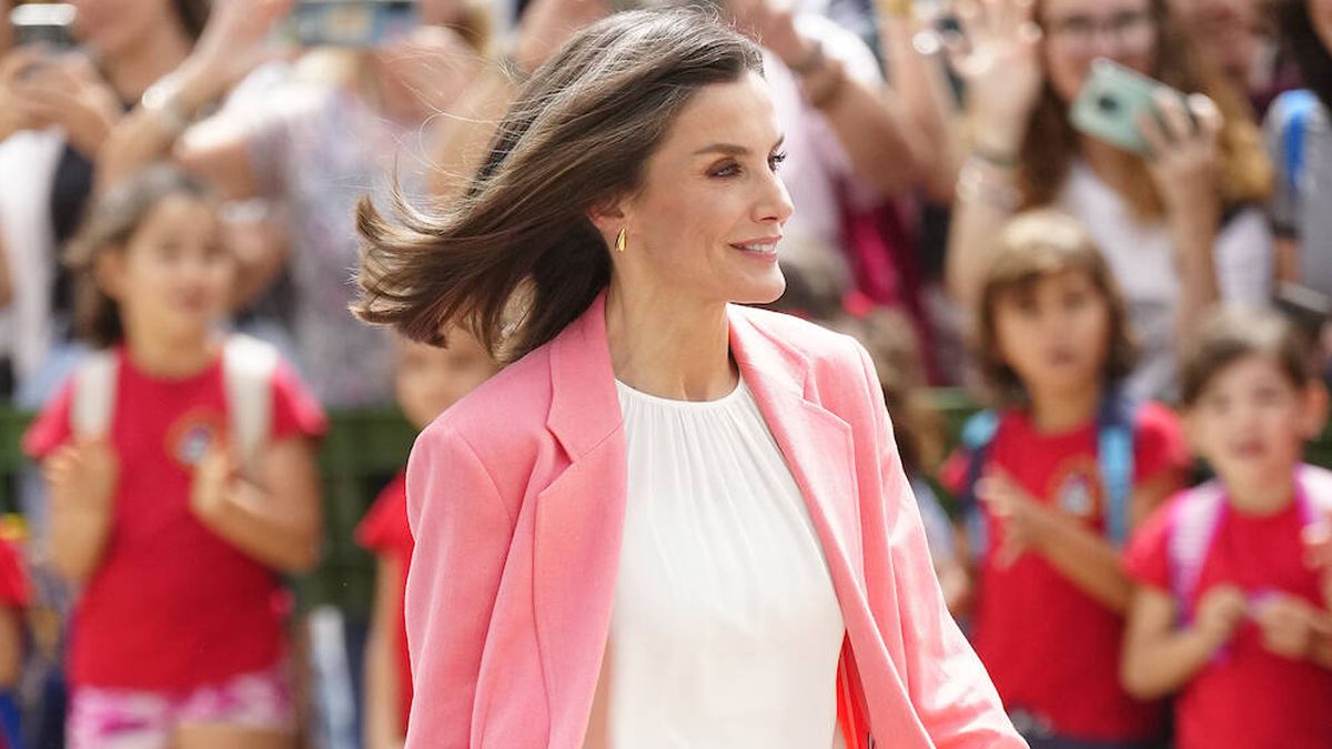 La reina Letizia repite fórmula de éxito en Canarias: nuevo traje en un color original, blusa blanca y zapatos de tacón sensato