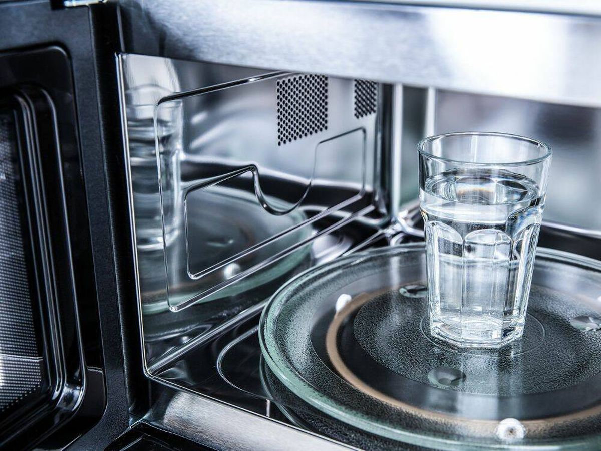 Foto: Este es el motivo por el que no debes calentar agua en el microondas: la Administración de Alimentos y Medicamentos de EEUU pide no hacerlo (iStock)