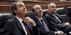 Zapatero presiona por teléfono a todos los 'barones' para blindar su liderazgo hasta 2012