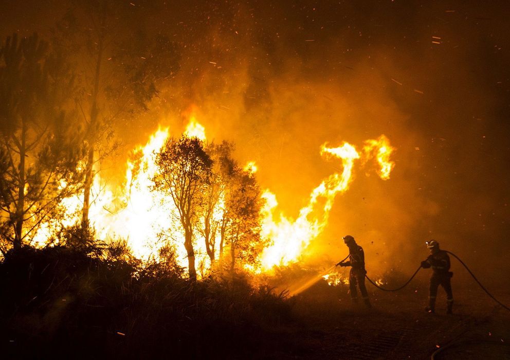 Foto: Varios bomberos apagan las llamas de un incendio, en una foto de archivo. (Efe)