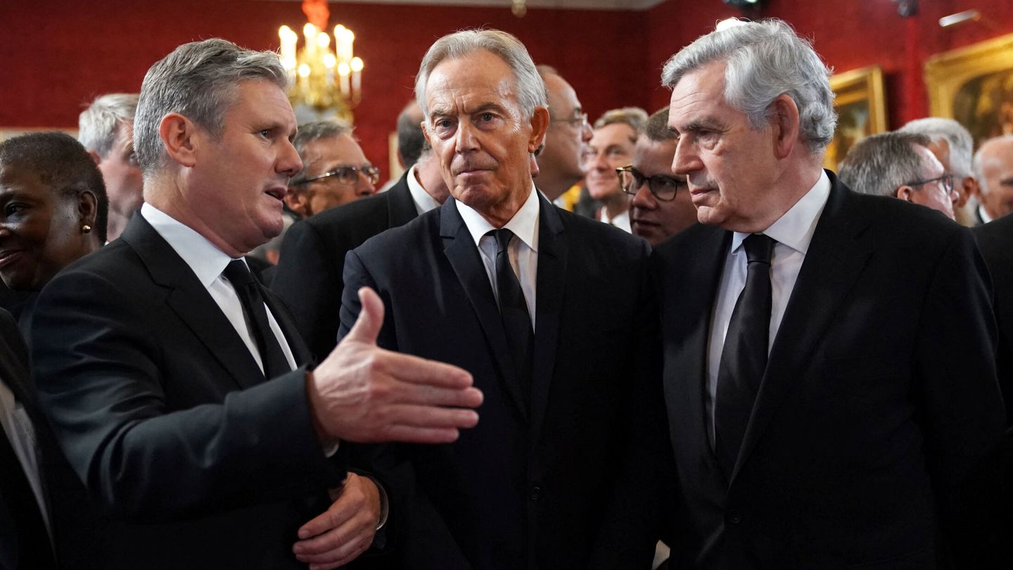 Keir Starmer, Tony Blair y Gordon Brown durante la proclamación. (Reuters/Pool/Kirsty O'Connor)