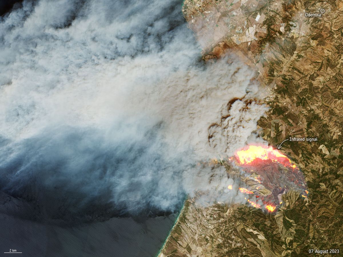 Foto: Imagen satélite del incendio en el sur de Portugal. (EFE/Agencia Espacial Europea)