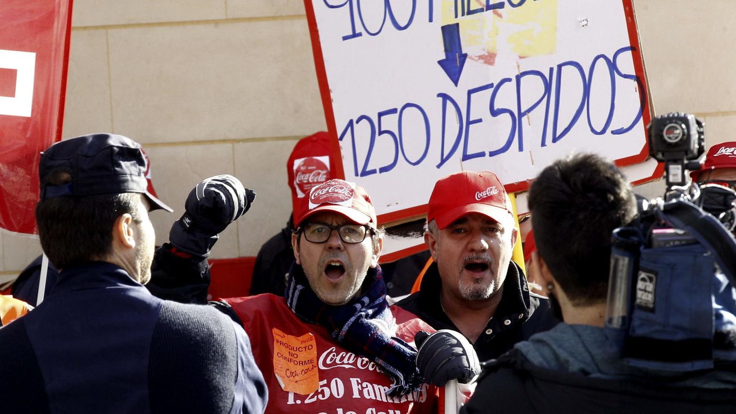 Trabajadores de Coca Cola concentrados en la Asamblea de Madrid, en febrero de 2014. (EFE/Kiko Huesca)