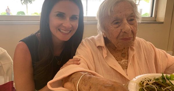 Foto: Louise Signore acaba de cumplir 107 años y como una rosa (Foto: Twitter)