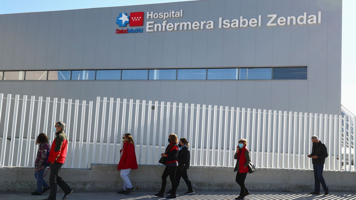 Vacunan en el Zendal a los empleados de una escuela de negocios privada de Madrid