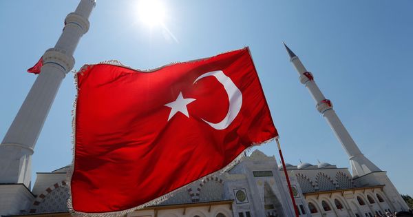 Foto: Un hombre ondea una bandera turca en Estambul. (Reuters)