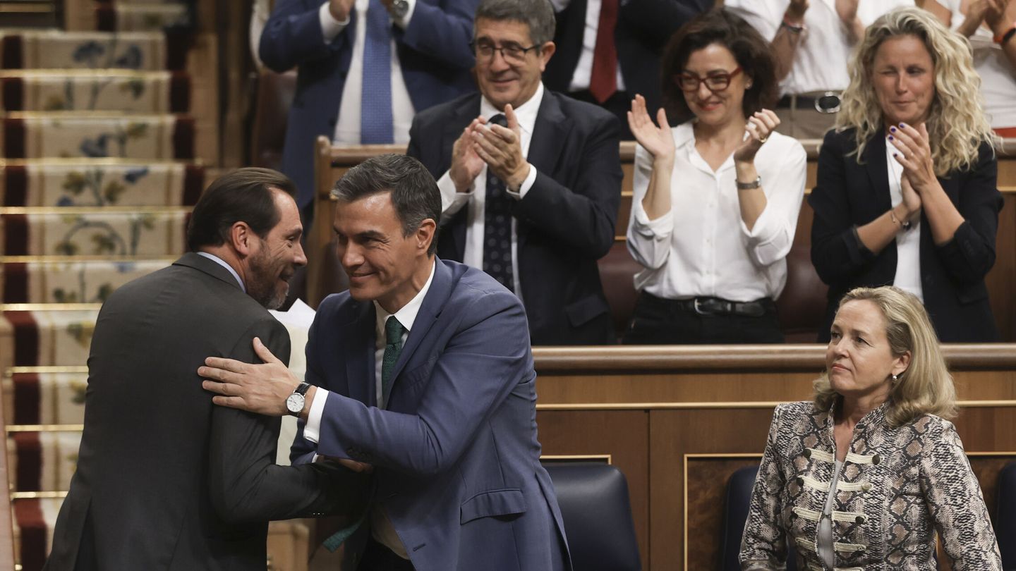 Sánchez felicita a Puente tras su intervención. (EFE/Kiko Huesca)