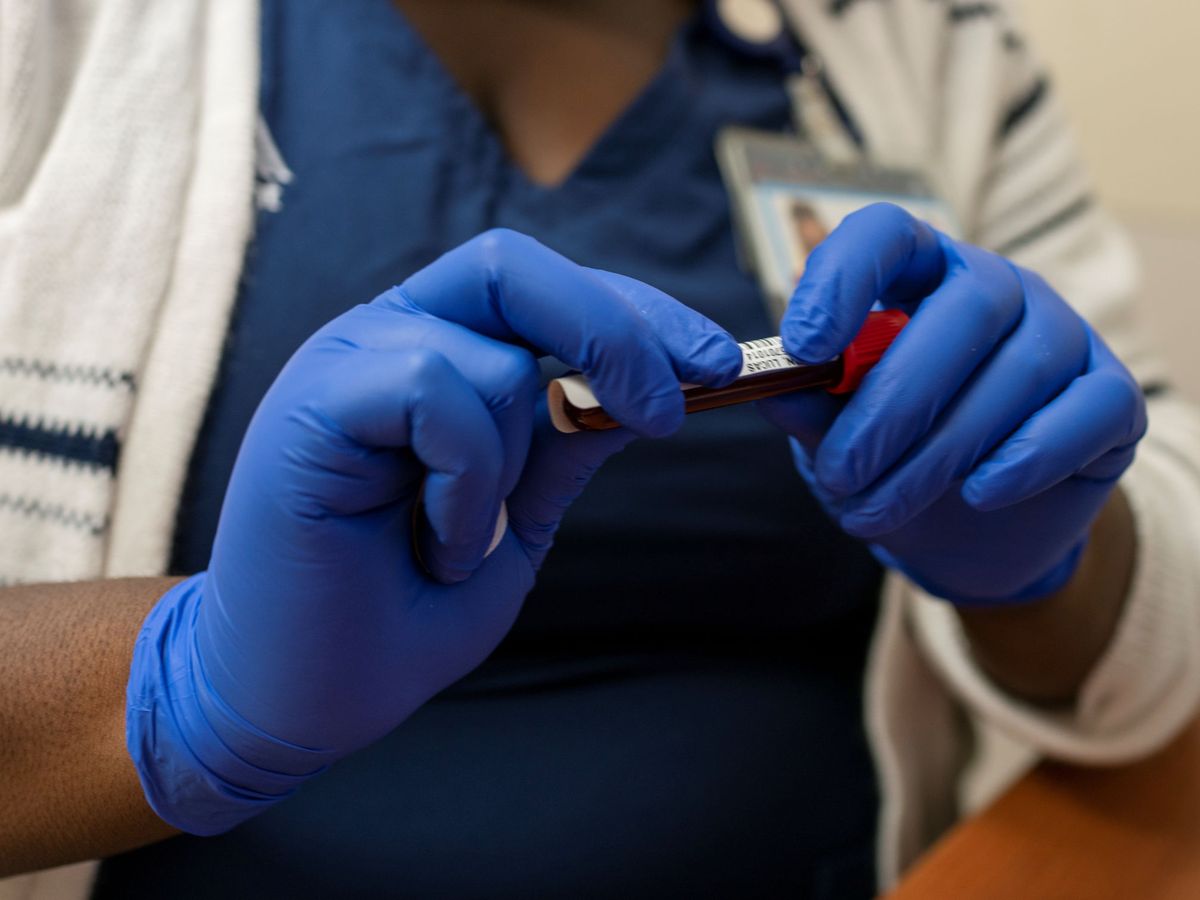 Foto: Una enfermera con una muestra de sangre. (Reuters)