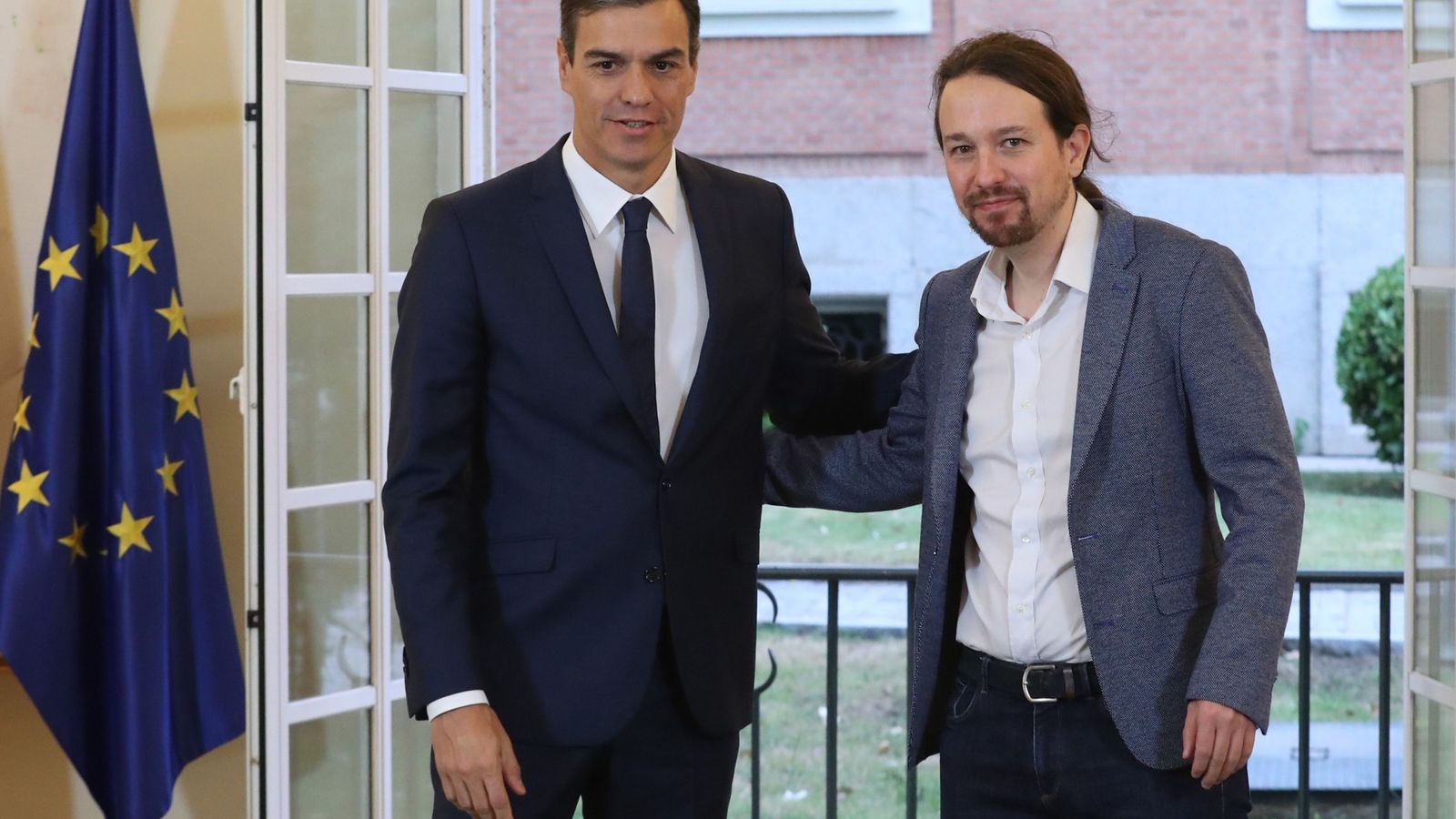 Foto: Pedro Sánchez y Pablo Iglesias, el pasado 11 de octubre, cuando firmaron su pacto presupuestario. (EFE)