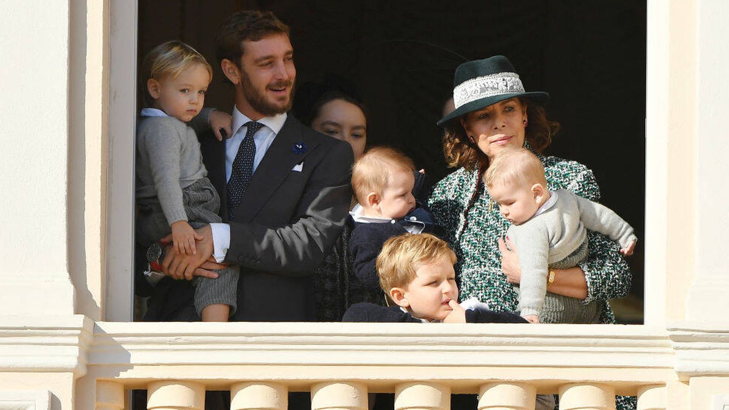 Pierre Casiraghi, con su hijo Stefano, y la princesa Carolina, con sus nietos, en el Día Nacional de 2018. (Getty)