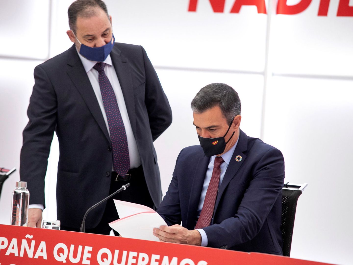 El ministro de Transportes, José Luis Ábalos, y el presidente del Gobierno, Pedro Sánchez. 
