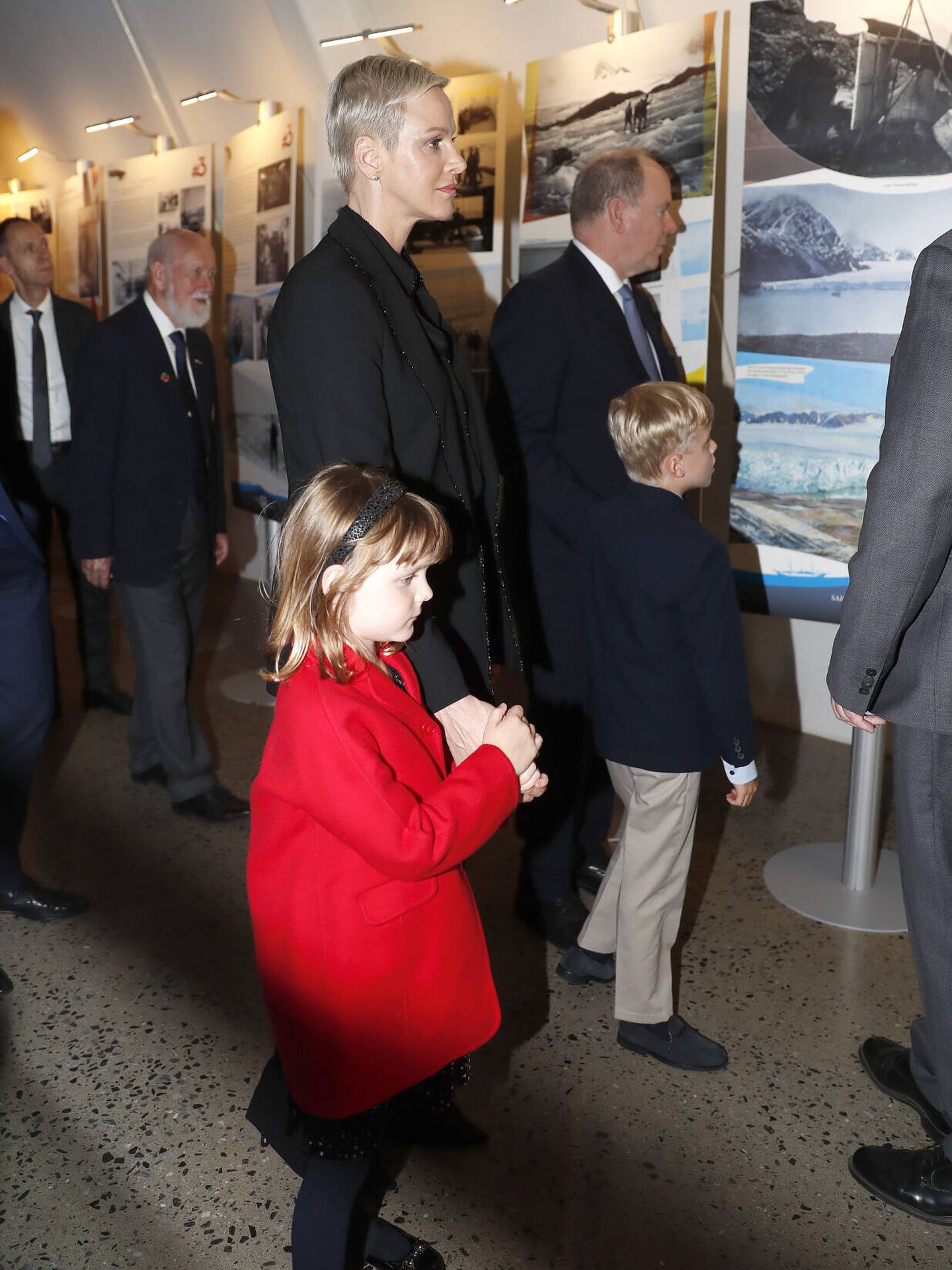 Alberto y Charlène con sus hijos en el interior del museo. (Gtres)