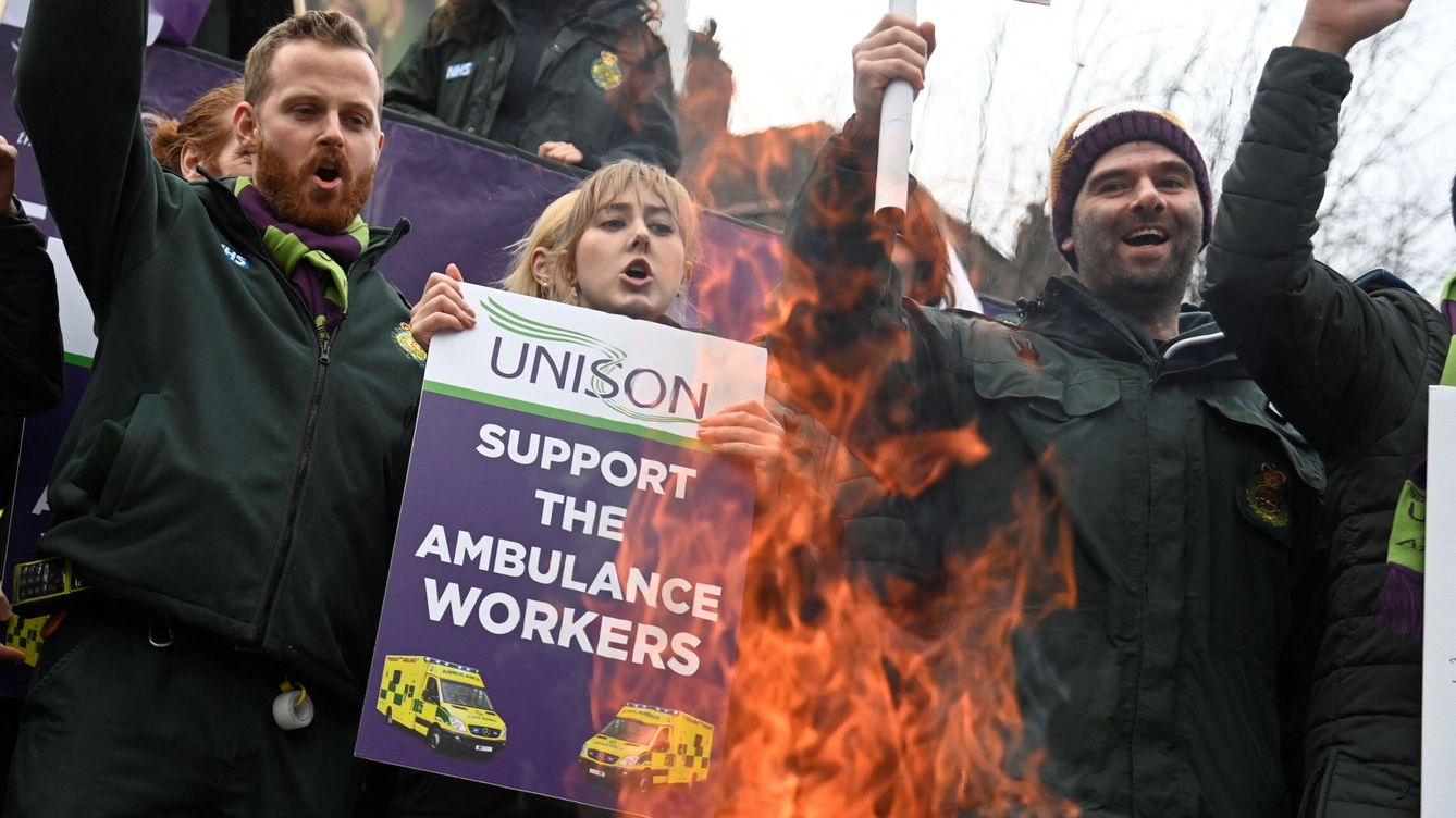 Foto: Trabajadores de ambulancia protestan durante las huelgas en Reino Unido. (Reuters/Toby Melville)