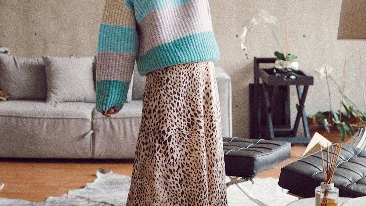 Jersey oversize + falda midi: la nueva fórmula de estilo que enloquece a Instagram