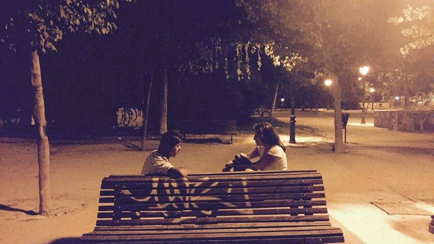 Una colaboradora de la Asociación Bokatas conversa con un indigente en un parque de Madrid.(Asociación Bokatas)