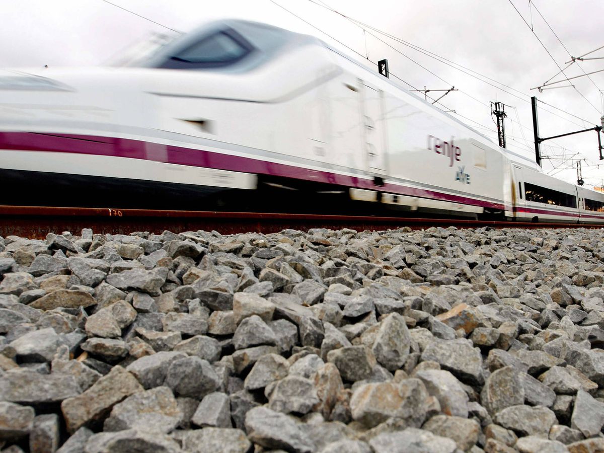 Foto: Imagen de uno de los trenes de alta velocidad (AVE) que unen Madrid y la Comunidad Valenciana. (EFE)