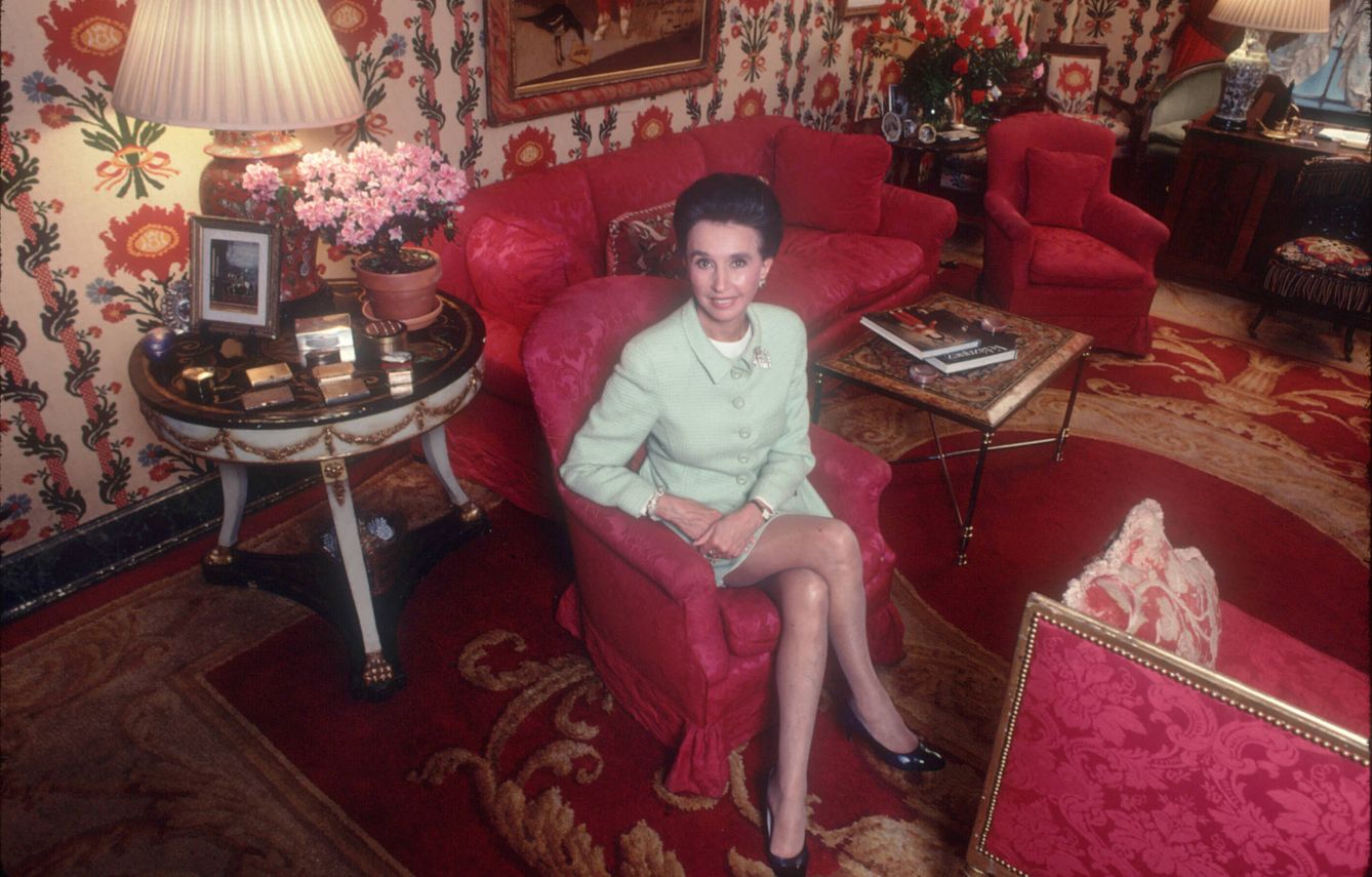 Aline Griffith, condesa de Romanones, en el salón de su casa de Madrid, ahora en venta. (Getty Images)