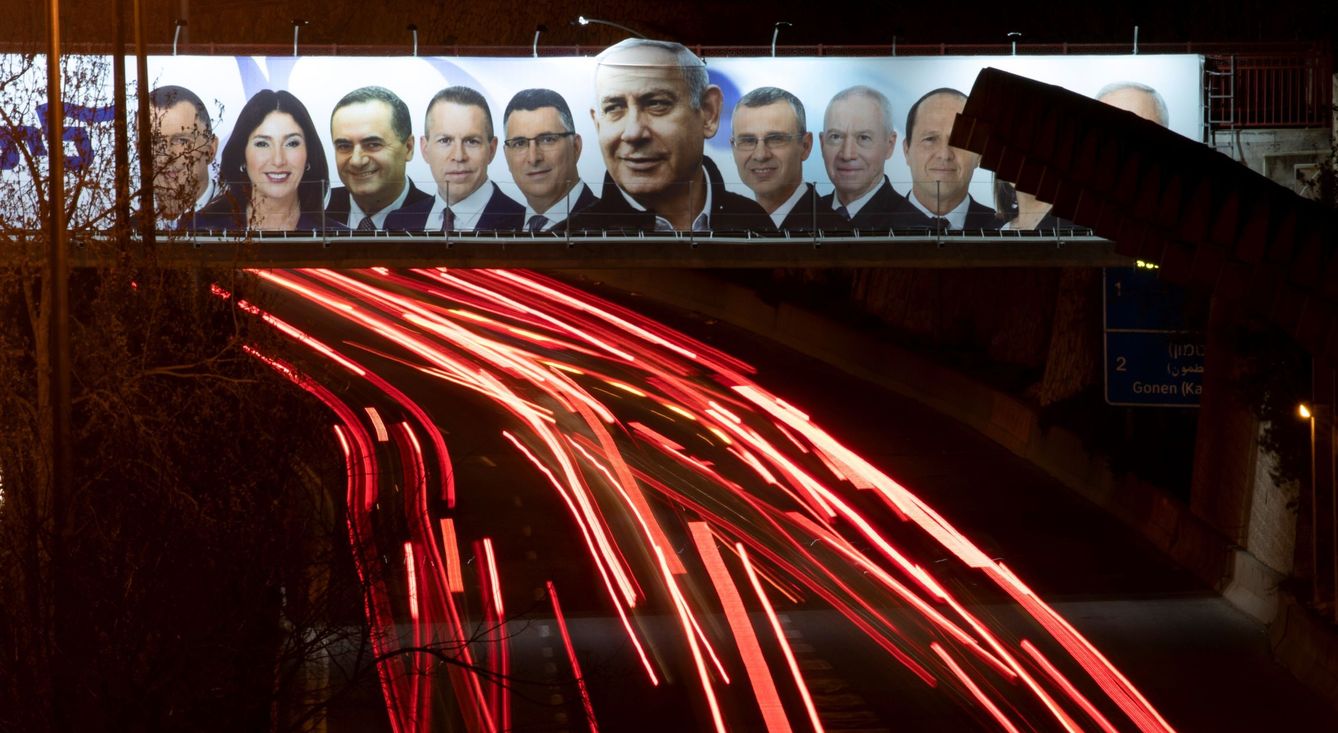 Una valla publicitaria con los candidatos a las elecciones generales de Israel. (EFE)
