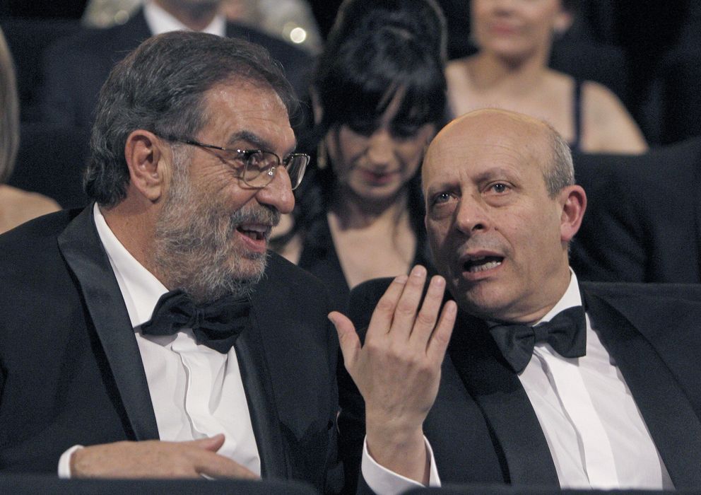 Foto: Enrique González Macho habla con José Ignacio Wert en la gala de los Goya. (Efe)