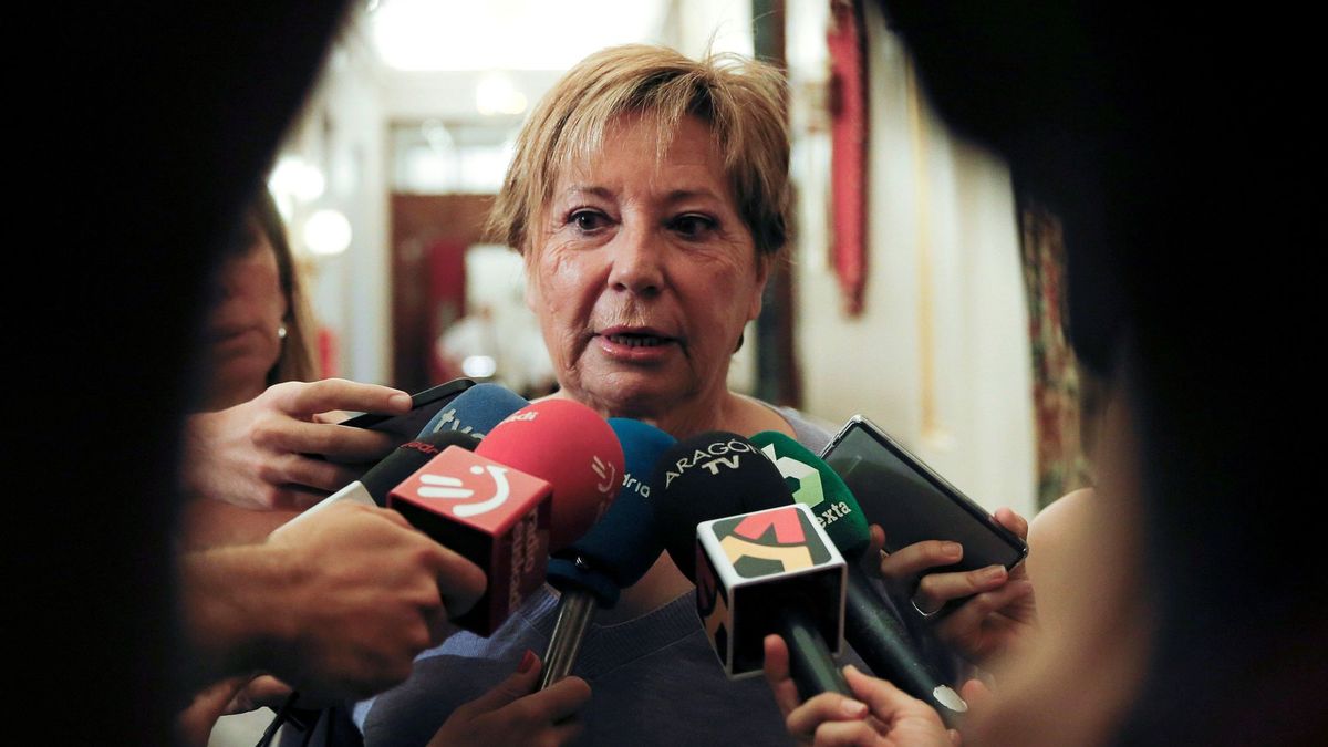Celia Villalobos anuncia que deja la política: "Yo me quito aquí el escudo del PP"