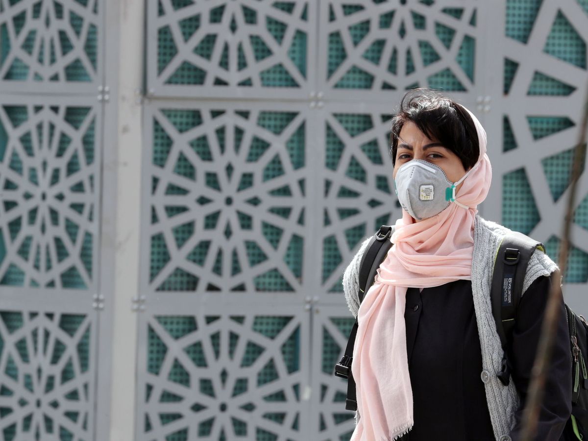 Foto: Una mujer en Irán con mascarilla. (EFE)