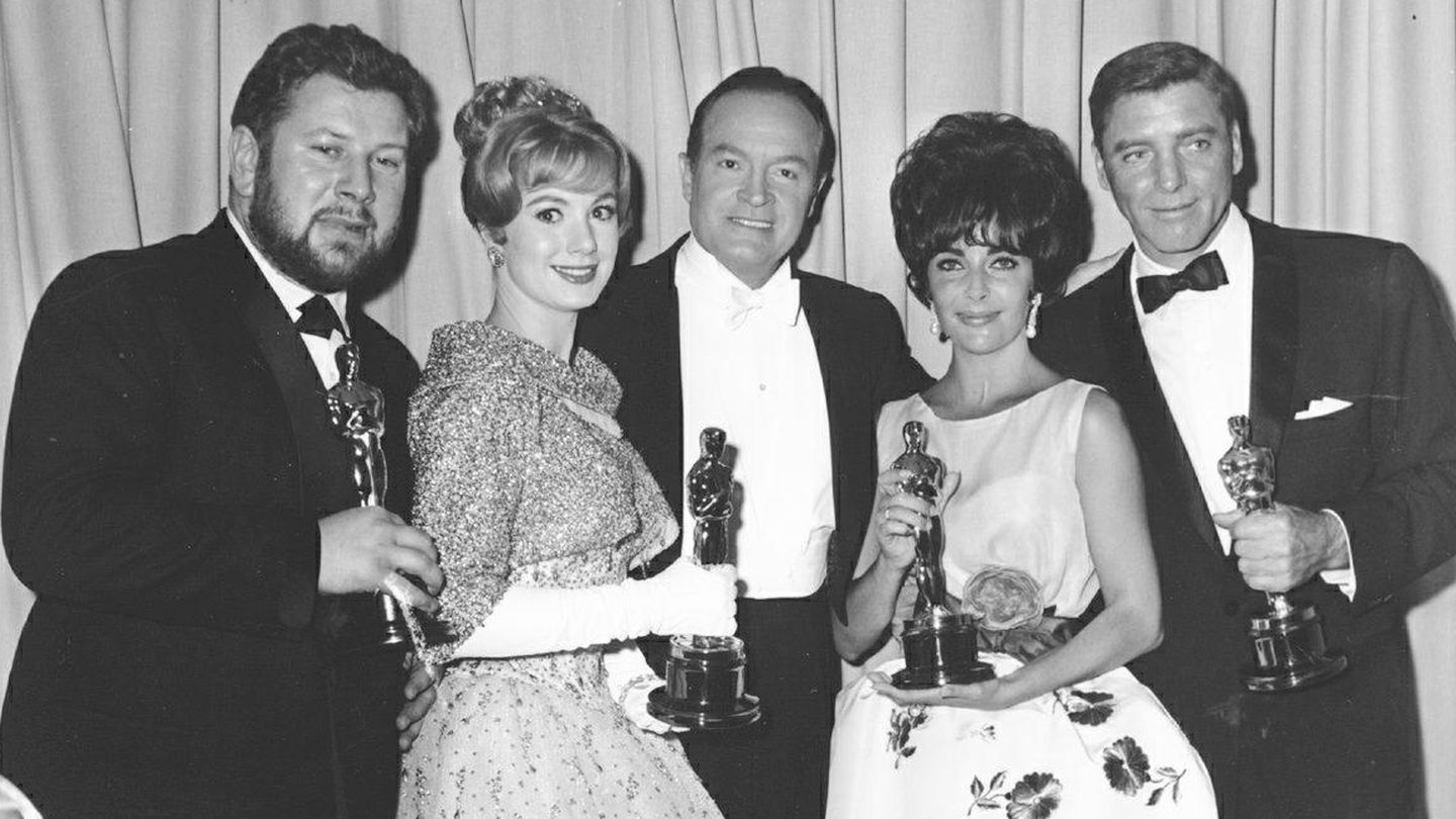 Los galardonados Peter Ustinov, Shirley Jones, Elizabeth Taylor, Burt Lancaster y Bob Hope (presentador de esos Oscar), en 1961. (AP Photo)